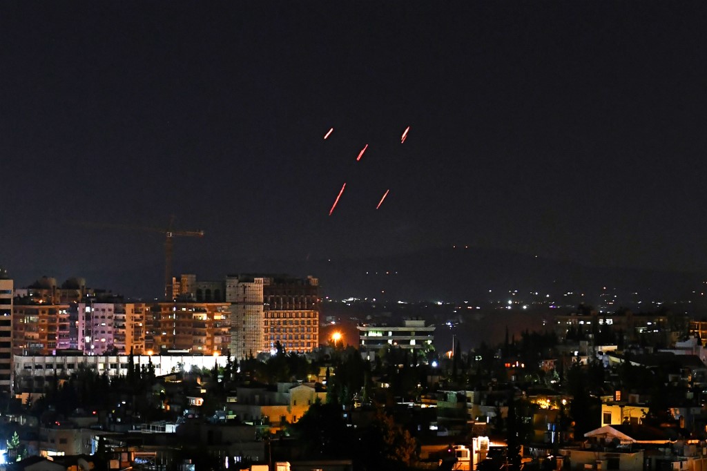 You are currently viewing According to a monitoring group, there were five people injured in Israeli attacks aimed at locations near Damascus.